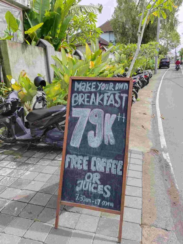 Blou Cafe Canggu : Make your own breakfast.
Free coffee or juices