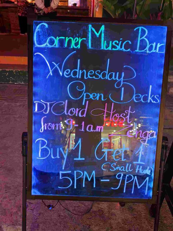 Corner Music Bar : Happy hour
Buy one get one small huda