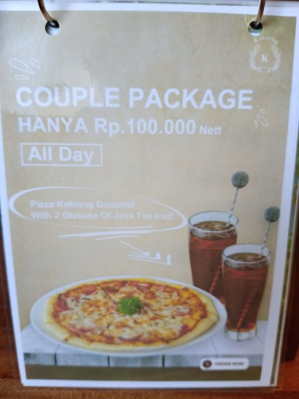 Kakiang Bakery & Cafe : Couple package
Pizza Kakiang gourmet and 2 glasses of java tea iced