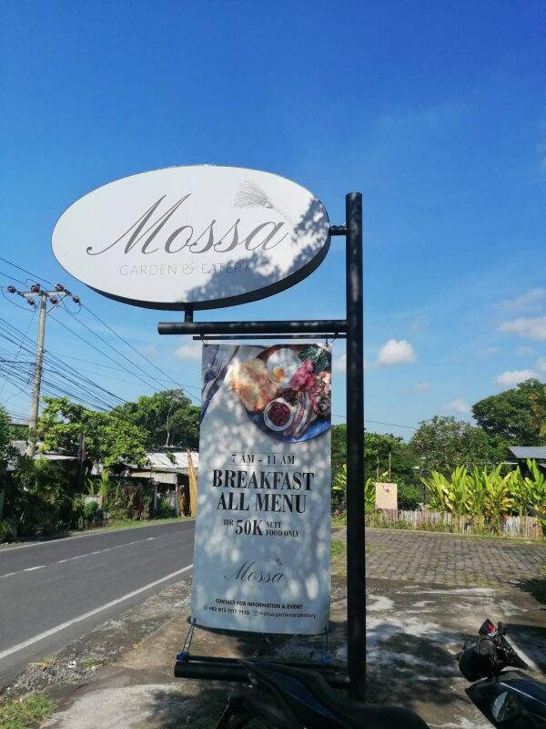 Mossa Garden & Eatery : All food IDR 50k and 10k for 1coup of black coffee or tea.