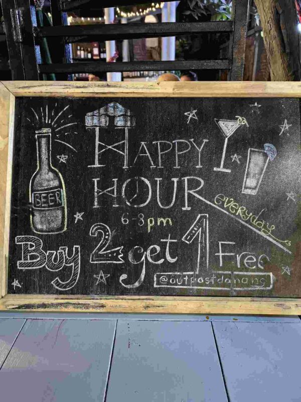 Outpost Bar Hostel : Happy hour
Buy two get one free cocktail