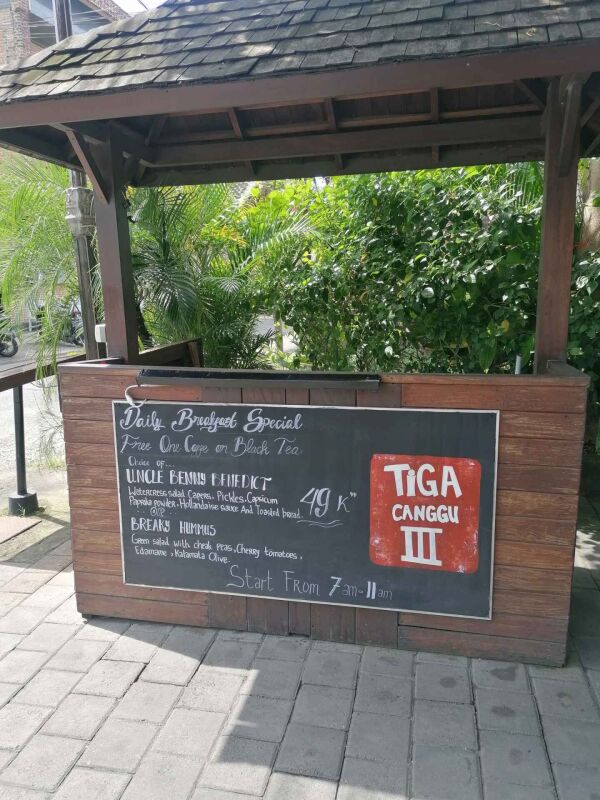 Tiga Canggu : Breakfast 
Uncle benny Benedict or Breaky hummus + Free coffee or black tea